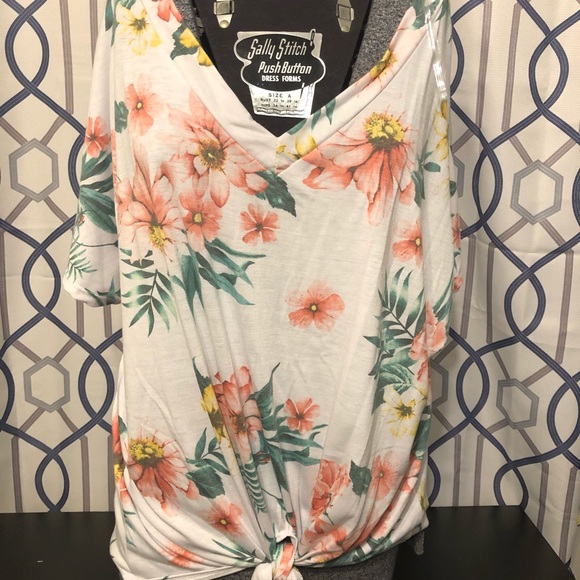 1.4.3. Story by Line Up Tops - Vneck floral top